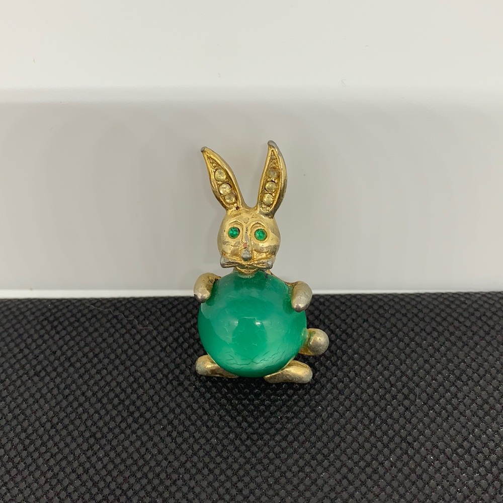 Vintage Green Stone Belly Bunny Rabbit Brooch GUC